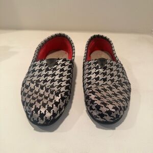 Toms Womens Houndstooth Slippers - Black and Red
